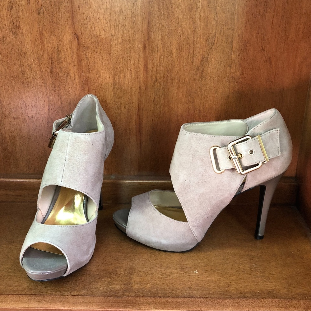 High Heels - Picture 2 of 3